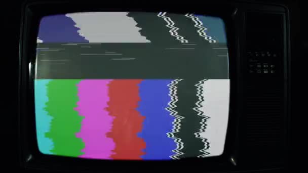 Starý rozbitý Retro televize s barevnými tyčinkami. Detailní záběr. Tón modré tóny.   - Záběry, video