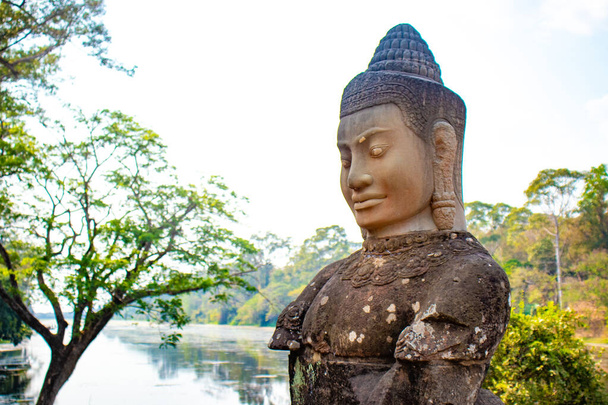 Imagen de primer plano de estatuas en templo budista, Camboya  - Foto, Imagen