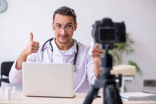 młody mężczyzna lekarz nagrywanie wideo dla jego blog - Zdjęcie, obraz