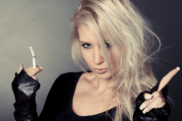 Muoti kuva naisen tupakointi ja varoitus sormella
 - Valokuva, kuva