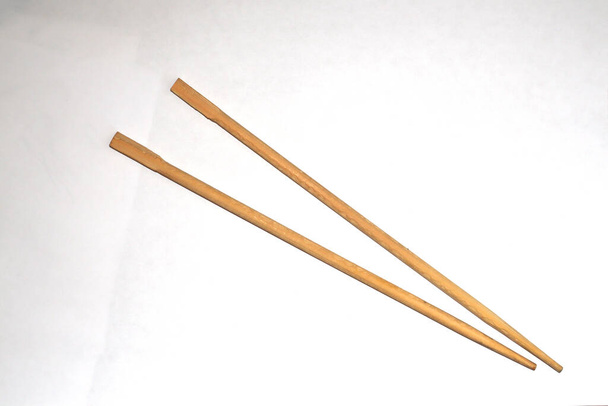 Hölzerne Sushi-Sticks auf weißem Hintergrund - Foto, Bild