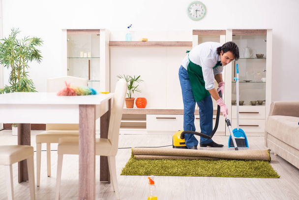 Young businessman cleaning the house - Foto, afbeelding