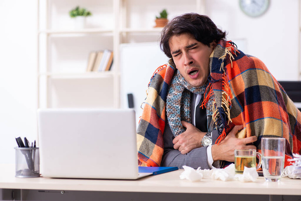 Muž s chřipkou pracuje v kanceláři - Fotografie, Obrázek