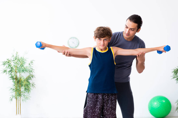 Joven padre y su hijo haciendo ejercicios
 - Foto, Imagen