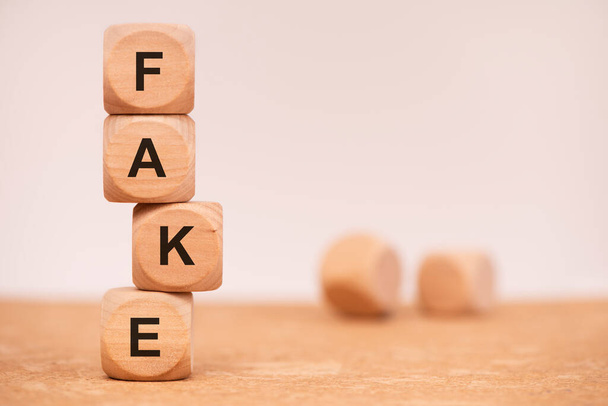 fact and fake news written on cubes - Foto, afbeelding