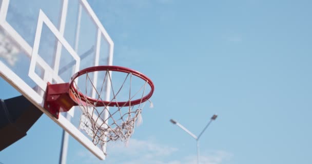 Baloncesto bola faltante llanta y no cae a través del aro - Metraje, vídeo