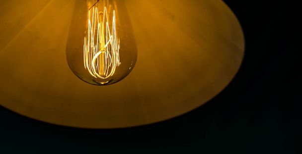 Rozsvícení žárovky na stěně, rozsvícení lampy na stropě, koncepce nápadu, energie a elektřiny, úspora energie a zhasnutí světel - Fotografie, Obrázek