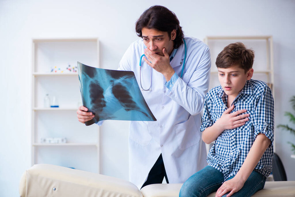 Мужчина-рентгенолог смотрит на изображения мальчиков - Фото, изображение