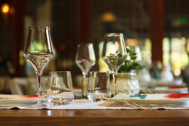 Table setting in the restaurant. glass in the foreground. Soft focus, selective focus - Zdjęcie, obraz