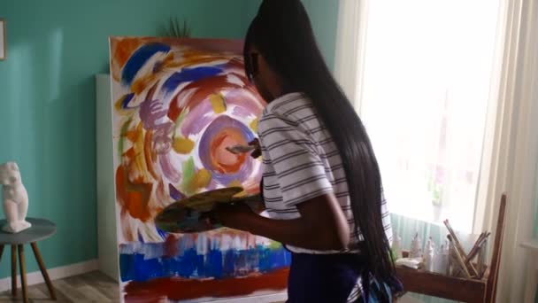 negro mujer es relajante por pintura - Imágenes, Vídeo