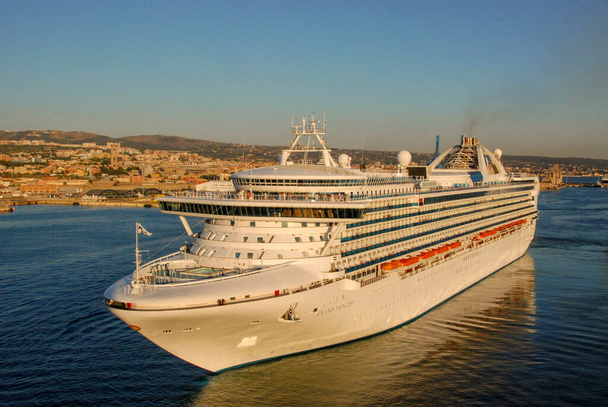 Civitavecchia, Italien - September 2011: Kreuzfahrtschiff Grand Princess verlässt den Hafen. - Foto, Bild