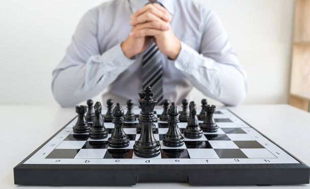 Empresário jogando xadrez e pensando estratégia sobre acidente derrubar a equipe oposta e análise de desenvolvimento para ganhar e sucesso. - Foto, Imagem