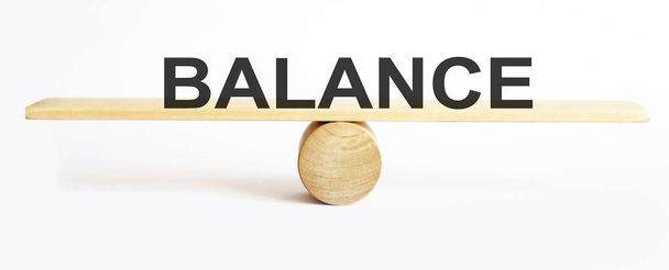 Концепція балансу, дошка на дерев'яному верхньому капелюсі, як баланс ізольовано на білому тлі
. - Фото, зображення