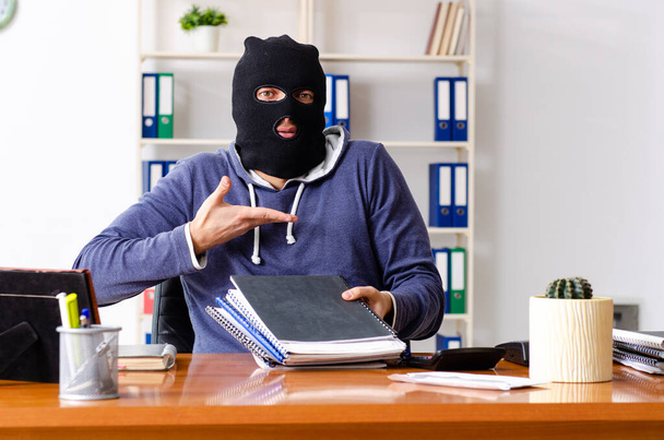 Mężczyzna złodziej w kominiarce w biurze - Zdjęcie, obraz