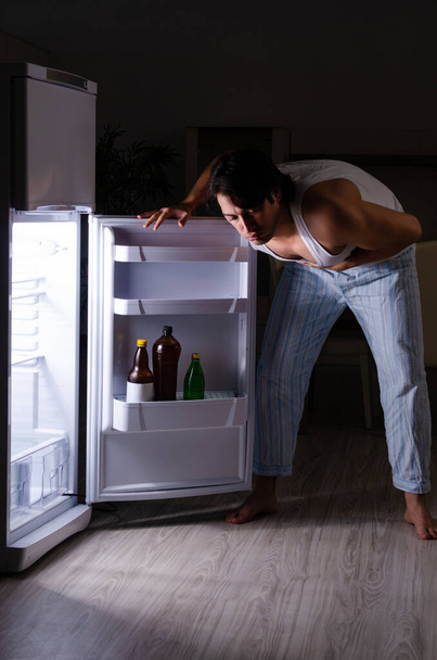 Homem quebrando dieta à noite perto da geladeira - Foto, Imagem