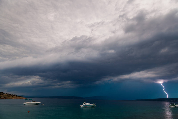 Stürmische Wolken an der Adriaküste auf der Insel Krk, Kroatien - Foto, Bild