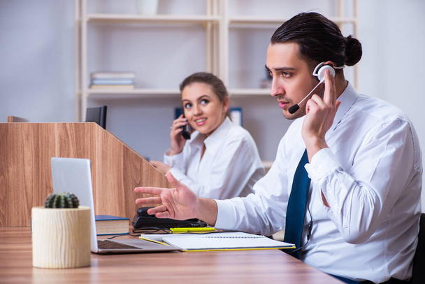 Operadores de centros de llamadas que trabajan en la oficina - Foto, Imagen