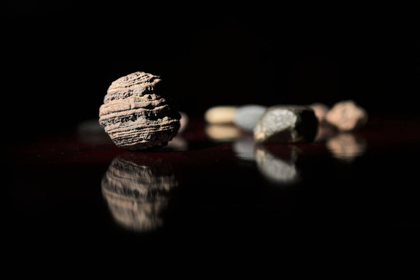 Περίεργες πέτρες διαφόρων μεγεθών και σχημάτων - Φωτογραφία, εικόνα