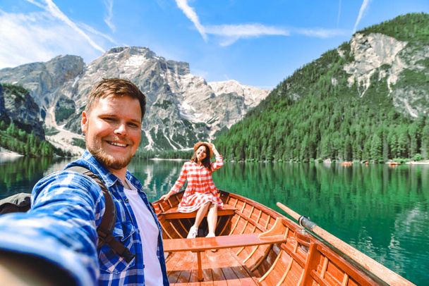 ζευγάρι ρομαντικό ραντεβού στο σκάφος στη λίμνη βουνό. αντίγραφο χώρου - Φωτογραφία, εικόνα