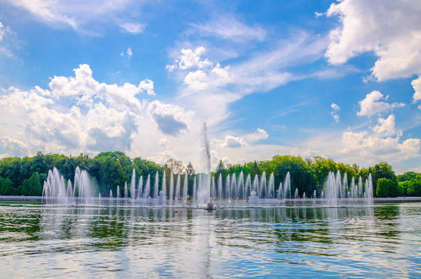 Minsk cityscape with fountain in Svislach or Svislac river and Janka Kupala Park with green trees - Foto, imagen