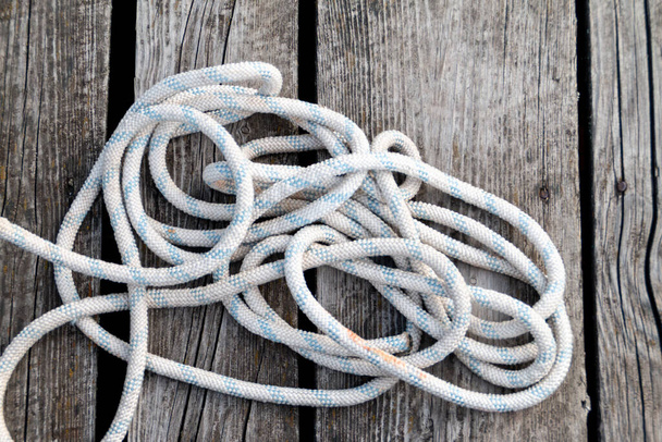 bílé lano na dřevěné palubě pohled shora - Fotografie, Obrázek