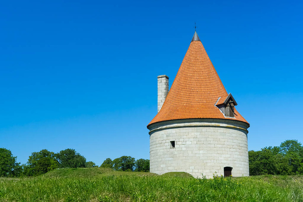 Torre de Saaremaa isla Castillo, Estonia, castillo obispo. Fortificaciones del castillo episcopal Kuressaare en el día de verano. - Foto, imagen
