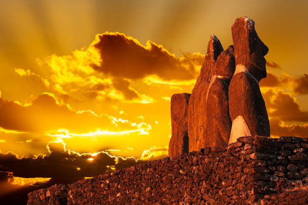 Quatre moai debout au coucher du soleil doré
 - Photo, image