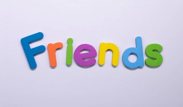 Λέξη "Φίλοι" γραμμένο με χρώμα σφουγγάρι - Φωτογραφία, εικόνα