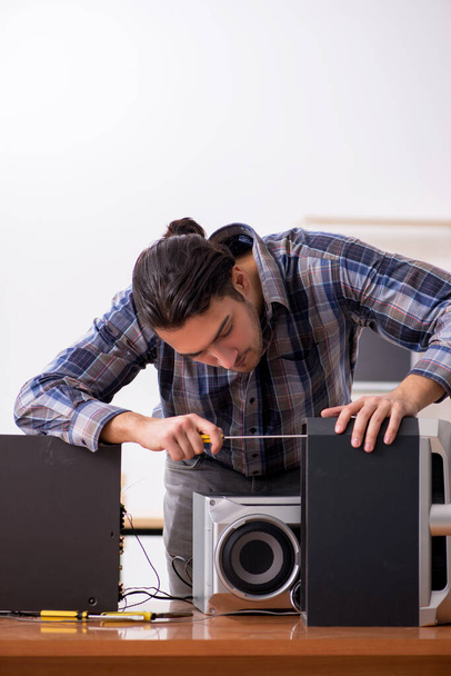 Mladý inženýr opravuje hudební hi-fi systém - Fotografie, Obrázek
