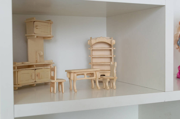 家具付きの木製の人形の家の棚 - 写真・画像