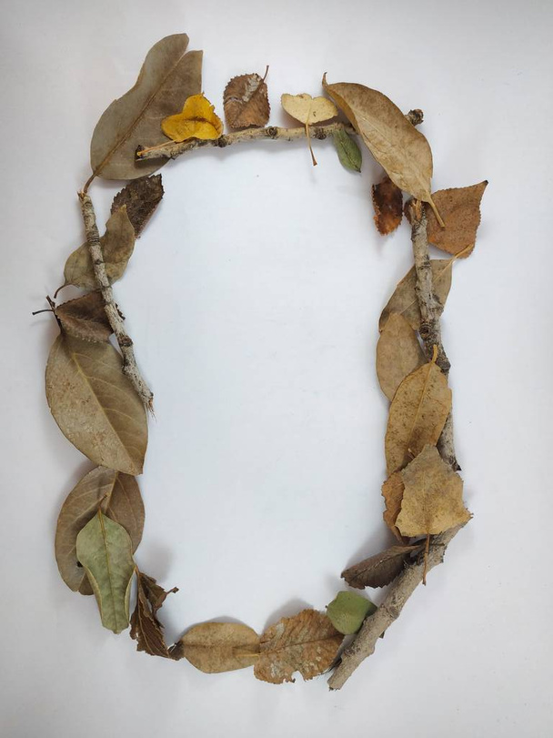 diferentes figuras hechas con hojas secas de otoño - Foto, imagen