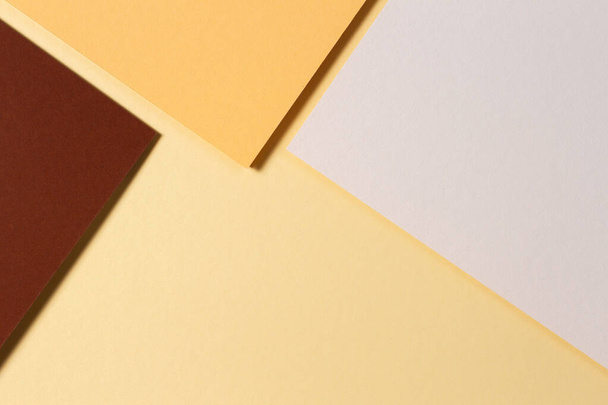Astratto colori carta geometria piatto laici composizione sfondo con marrone, giallo, beige toni di colore - Foto, immagini
