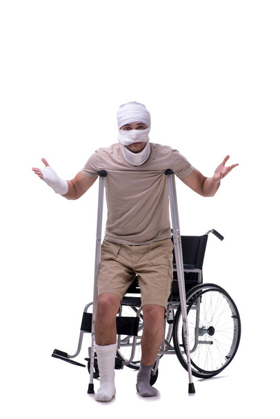 Zraněný muž na kolečkovém křesle izolovaný na bílém - Fotografie, Obrázek