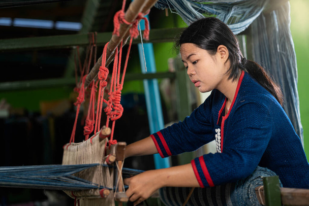 Isan tradicional tailandês algodão indigo tecelagem. Mulheres jovens tecendo algodão tingido com índigo. - Foto, Imagem
