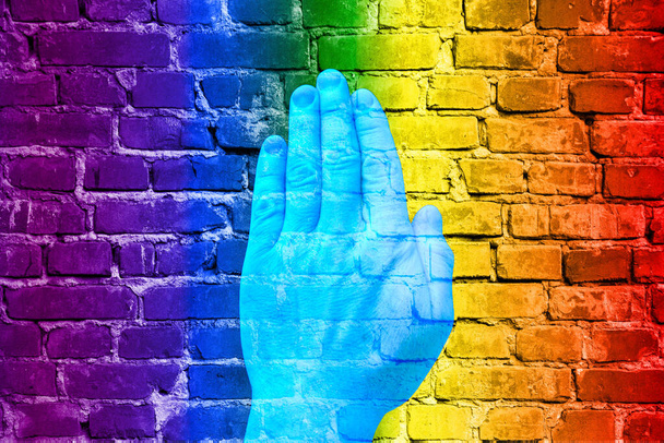 LGBT 。風合いの虹を背景にした男の手. - 写真・画像