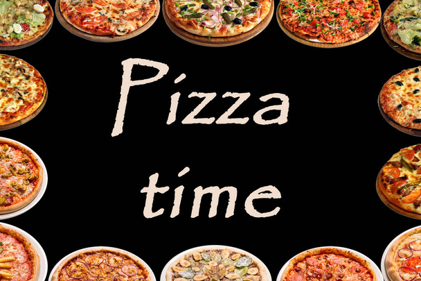 碑文ピザの時間と黒の背景に異なる種類のピザのフレーム。ピッツェリア、イタリアンランチ、ディナーピザのコンセプト. - 写真・画像