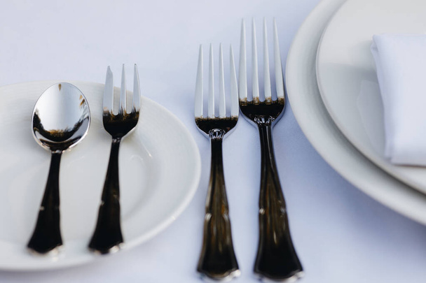tableware Glasses, flower fork, knife served for dinner in restaurant with cozy interior - Φωτογραφία, εικόνα