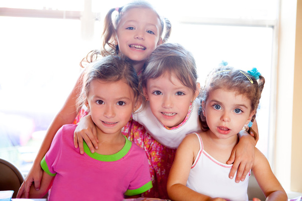 soeur et amis enfants filles dans un câlin heureux ensemble
 - Photo, image