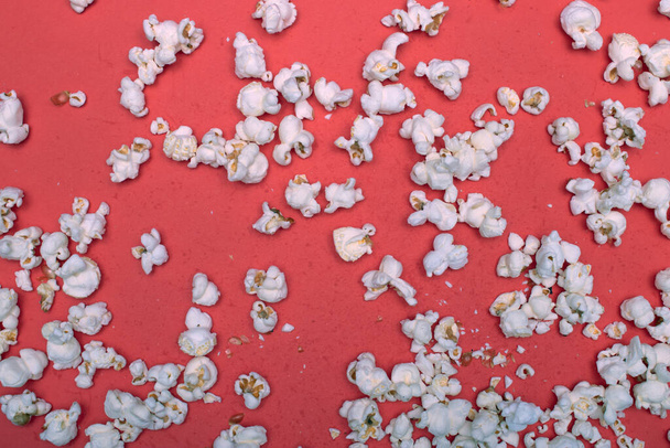 Popcorn on a red background - Valokuva, kuva