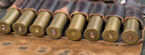 Κυνηγετικό όπλο με πυρομαχικά σε φόντο καμουφλάζ - Φωτογραφία, εικόνα