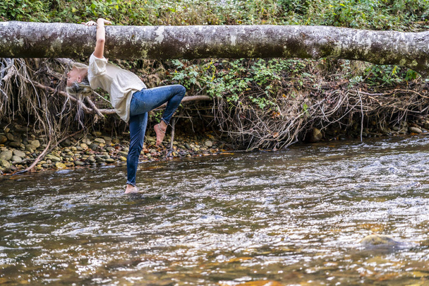 Nádherný blondýnka modelka hraje kolem v řece v lese v letní den - Fotografie, Obrázek