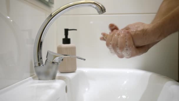 Férfi kezet mos a fürdőszobában, közelről - Felvétel, videó