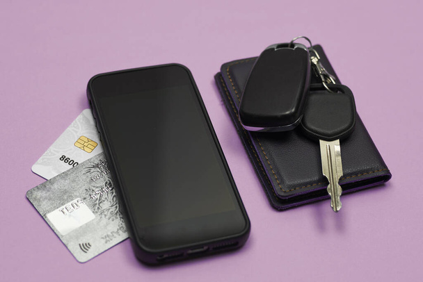 Chaves de carro, telefone celular e cartões de crédito em azul
 - Foto, Imagem