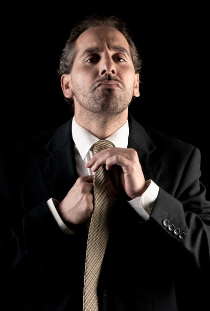 biznesmen krawat, mocowania, przytłoczony wyrażenie na czarnym tle - Zdjęcie, obraz