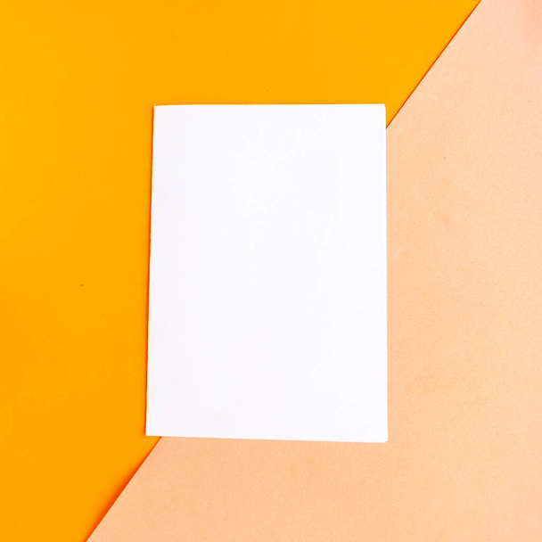 белый макет бланка на геометрическом оранжевом фоне. Пространство для копирования текста. Вертикаль - Фото, изображение