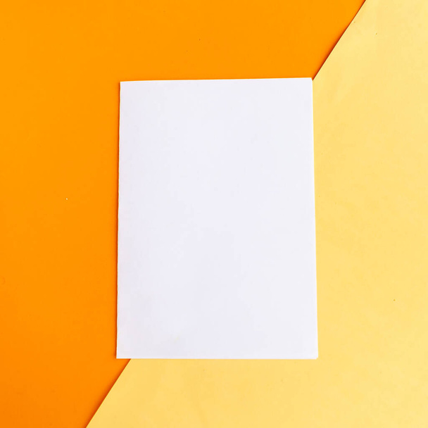 bílá maketa prázdné na geometrické oranžové pozadí. Zkopírovat místo pro text. Svisle - Fotografie, Obrázek