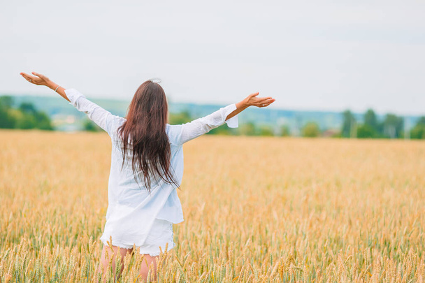 Romantyczna kobieta spacerująca po złotych polach pszenicy - Zdjęcie, obraz