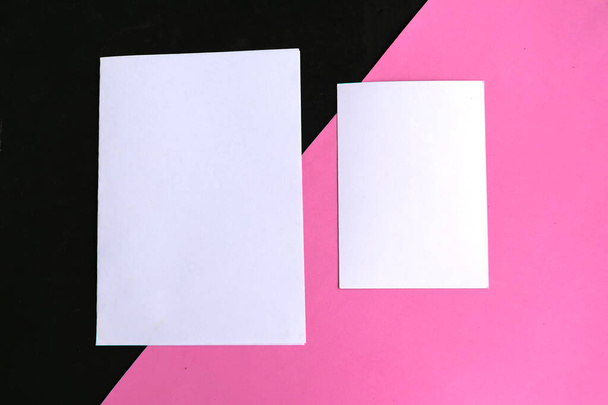 Deux blancs maquettes sur fond géométrique rose et noir. Espace de copie pour le texte. - Photo, image