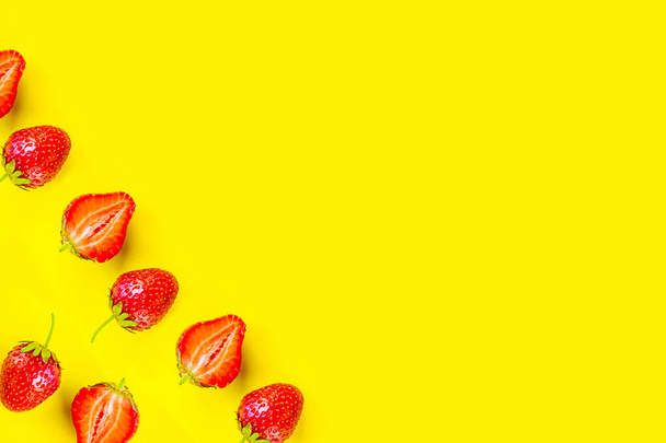 Μοτίβο φράουλας σε φωτεινό κίτρινο φόντο, αντίγραφο χώρου για το κείμενο - Φωτογραφία, εικόνα