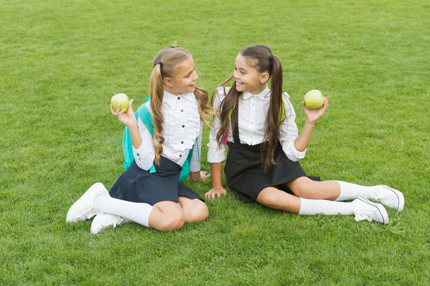 Little girls friends eat healthy school lunch, happy childhood concept - Foto, afbeelding